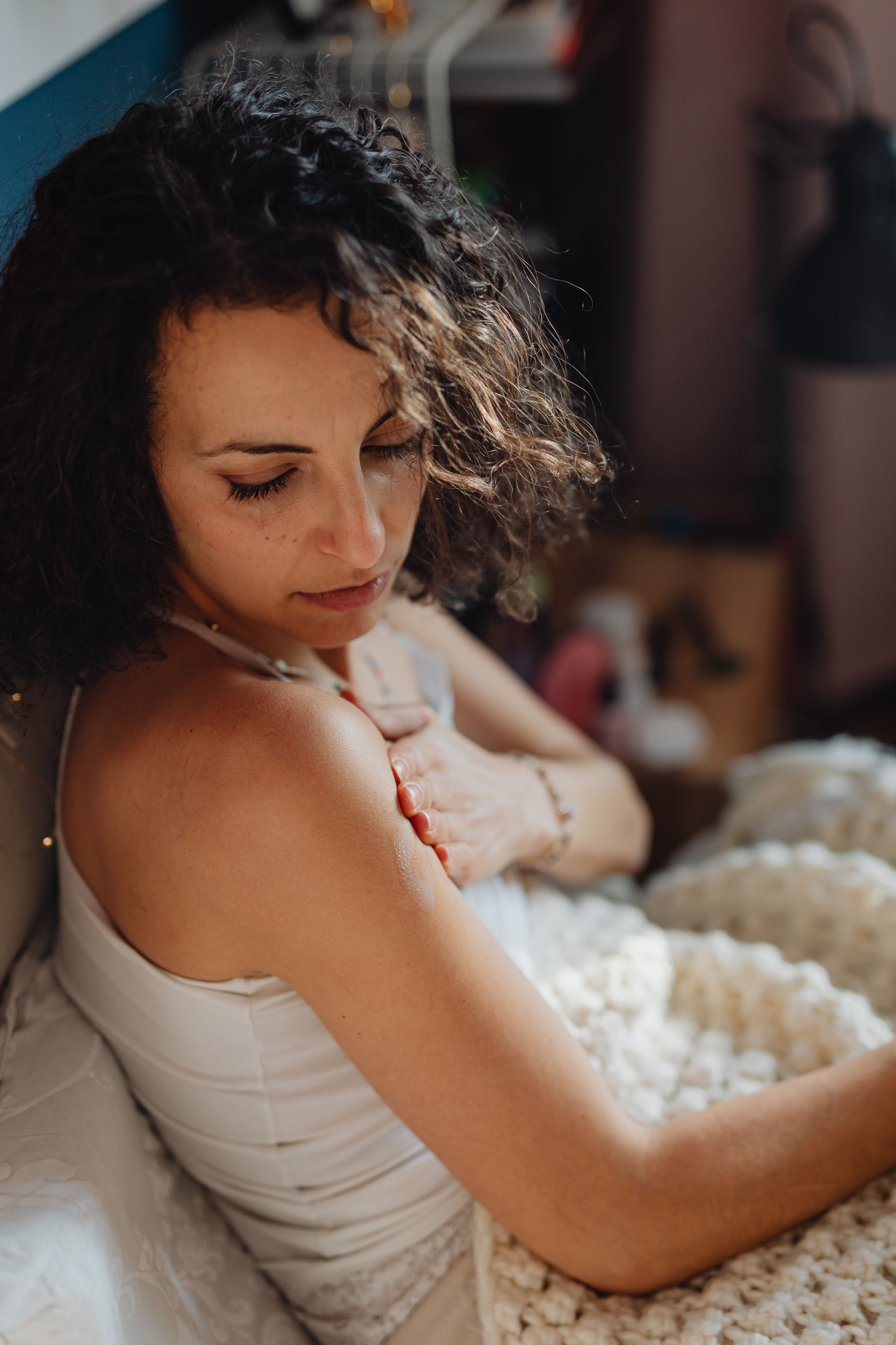 Why Does My Skin Itch at Night? Common Causes and What to Track cover